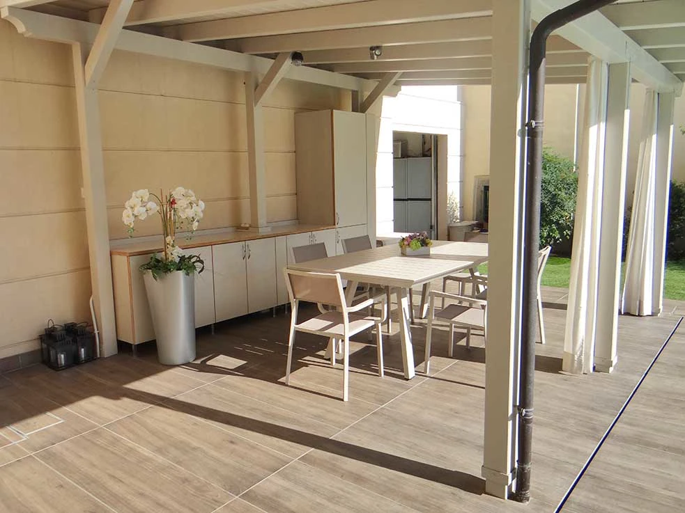 Płytki drewnopodobne na taras jak dbać o ich trwałość.webp